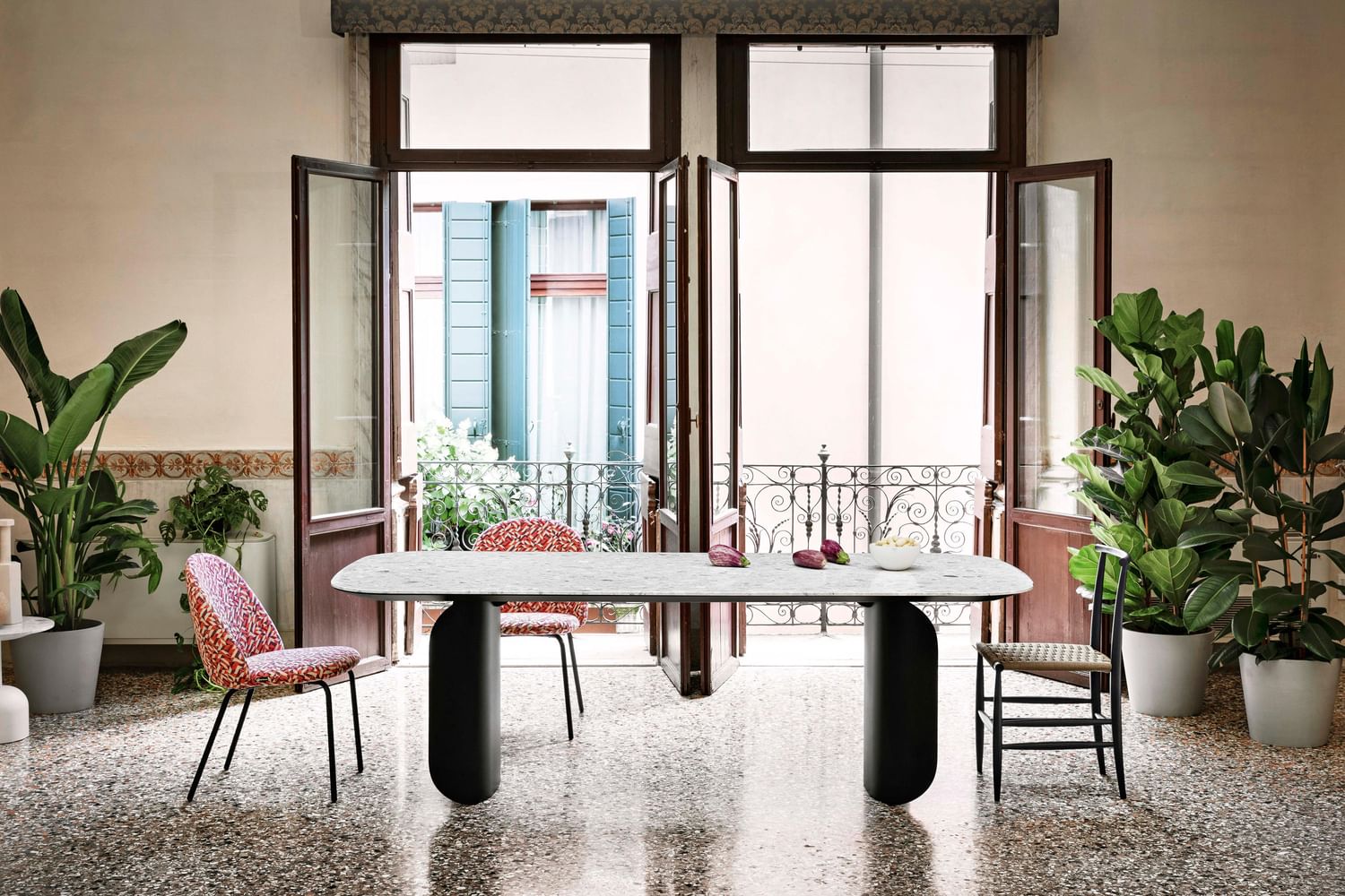 The Barry Table, designed by Alain Gilles for Miniforms, is distinctly graphic, sporting intriguing volumes - a mixture of solidity and lightness. The legs form a prominent feature and curl distinctly around themselves, revealing the table’s dynamic personality.