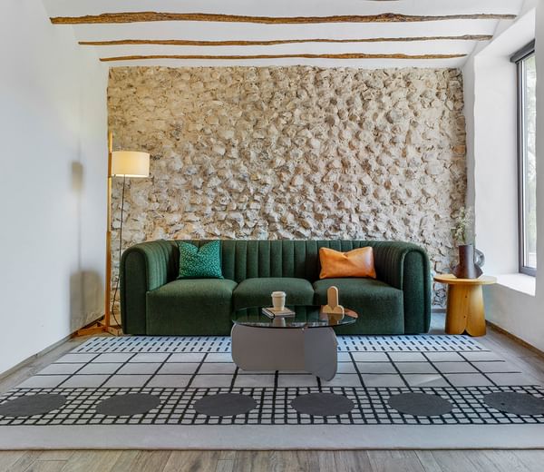 The volumes of the Core Sofa from Sancal show matter in its pure state. Its formal design, which brings to mind classically-inspired furniture and shapes, presents its most contemporary facet through the materials used.