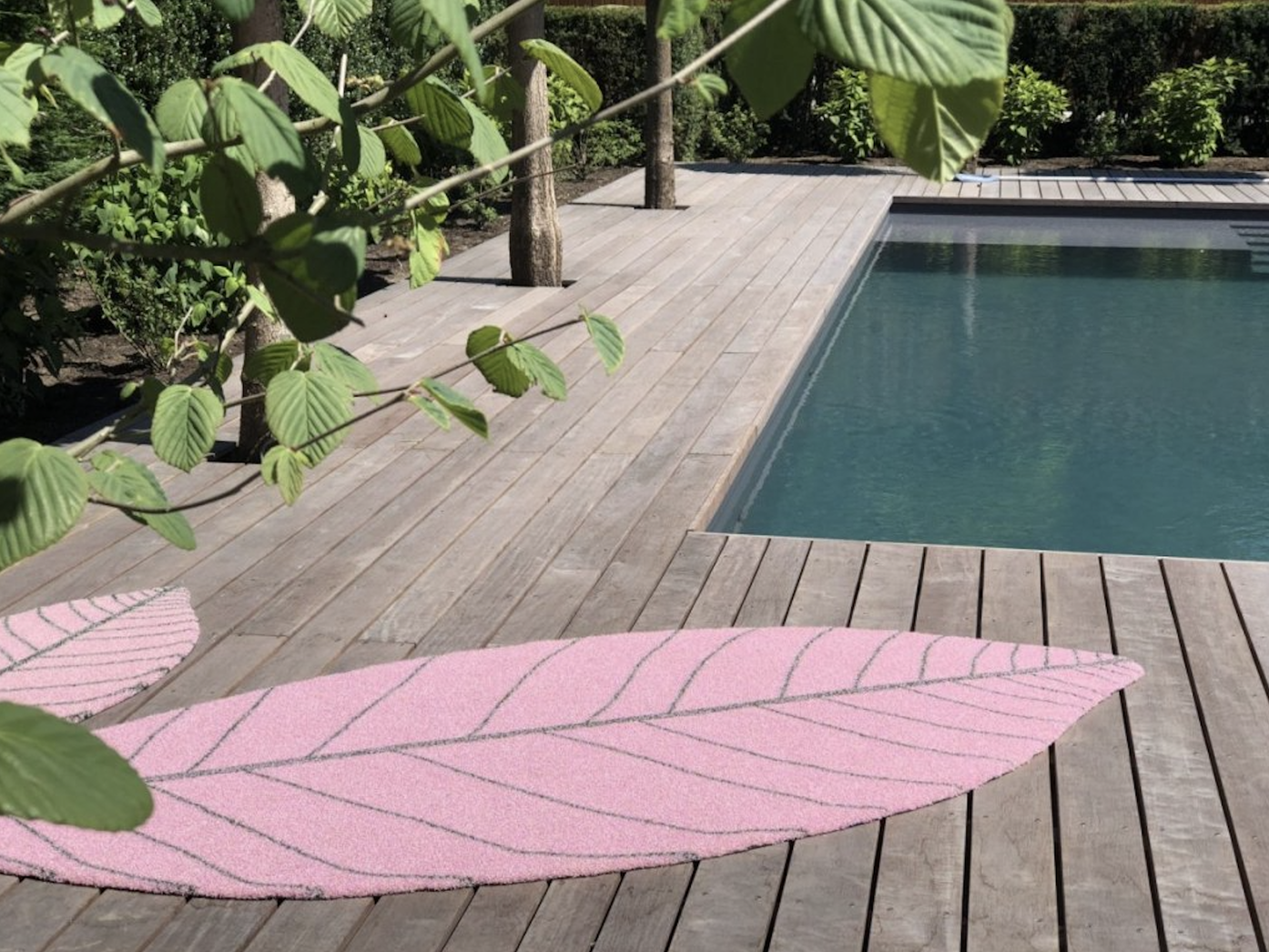 Leaf is a uniquely fun design which has an indoor "textile" appearance, but the characteristics suited to outdoor use. This design by CS Rugs is ideal for outdoor lounge areas, balconies, and terraces but also especially suitable for hotel purposes; for lobbies, spa areas, restaurants or roof top bars.