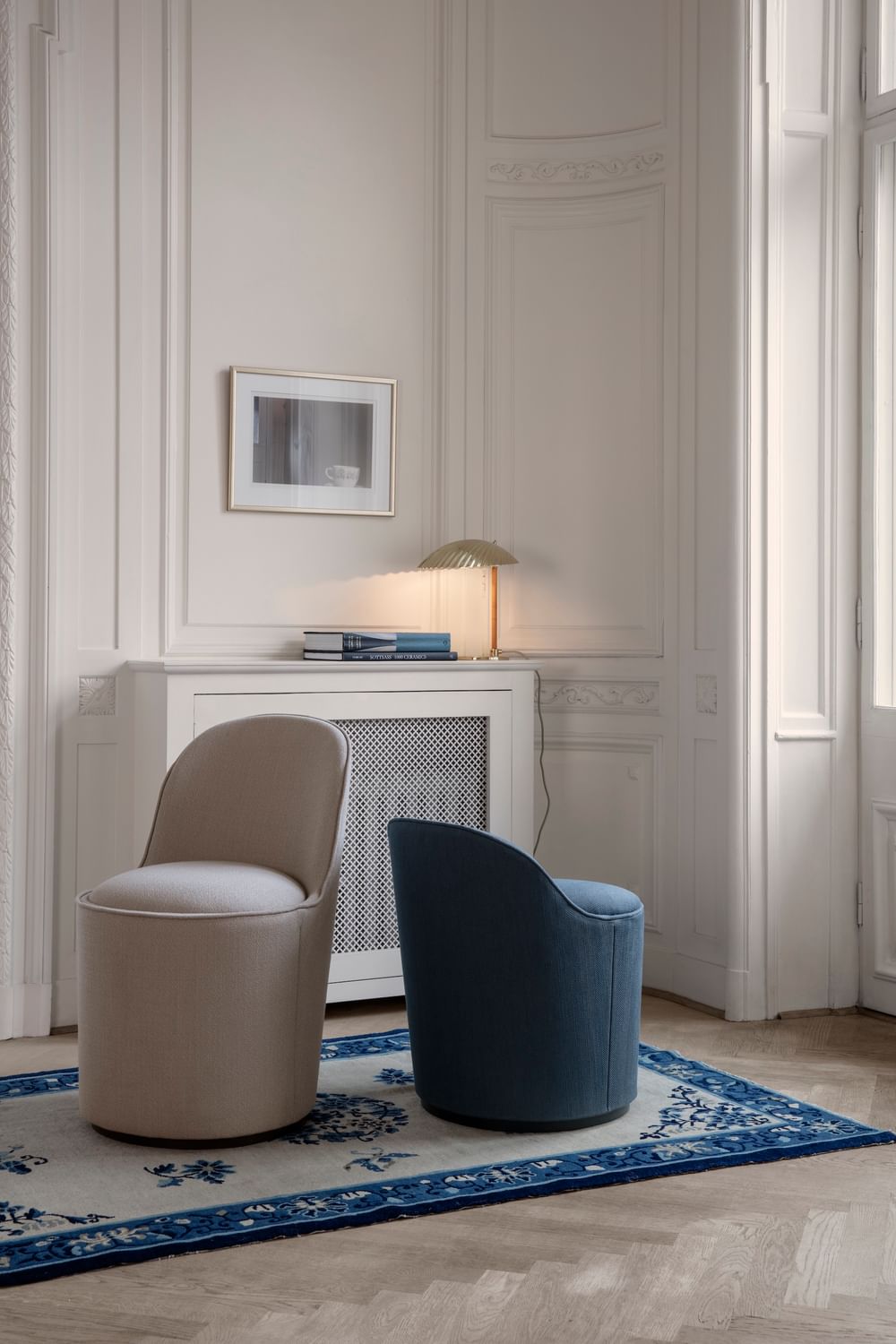 Tail Lounge Chair 5321 Table Lamp On