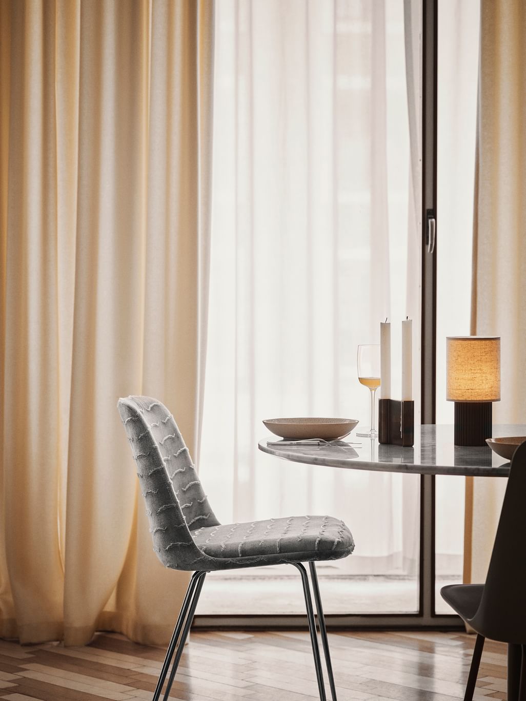 Andtradition manhattan table lamp sc52 lit insitu haute living