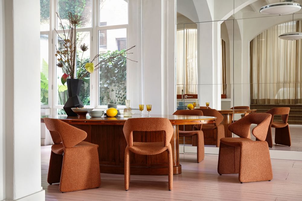 The distinctive silhouette of the Suit Chair by Artifort, with its elegant open back and flowing lines, effortlessly matches the contours of the body. It’s a surprisingly comfortable and inviting chair, whose soft upholstery embraces the user like a chic tailor-made suit. This unique chair will add an exclusive elegance and individuality to any space.
