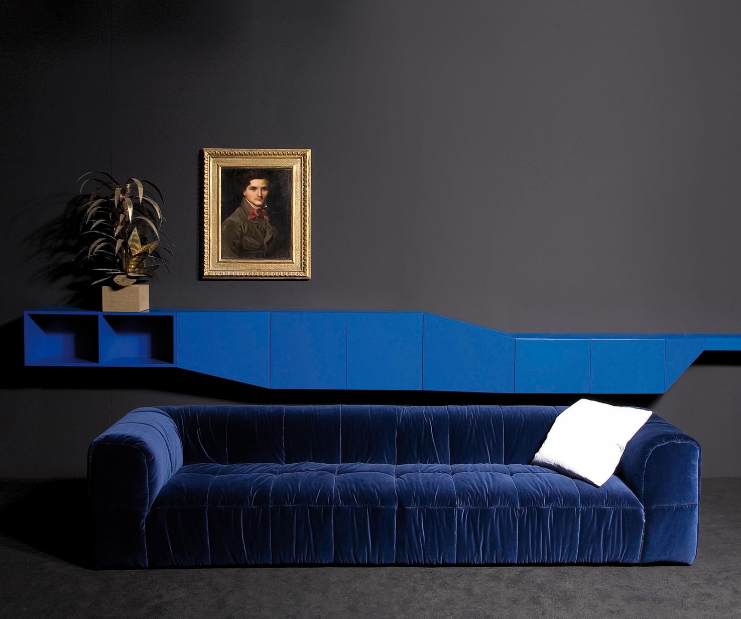 At the end of the 60s, the architect Cini Boeri revolutionized the furniture sector with a piece that is now a classic: the Strips Modular Sofa.It has won the Compasso d'Oro award and is exhibited in various museums around the world.