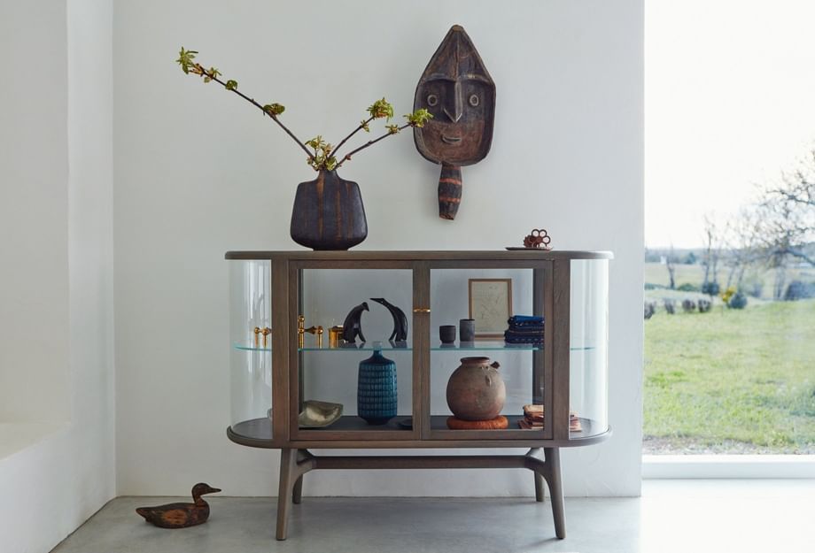 Expanding upon the notions of domesticity that were at the core of the design of the original Solo Chair, the Solo Vitrine Sideboard features curved glass and rounded ends that can integrate harmoniously with other furniture pieces.