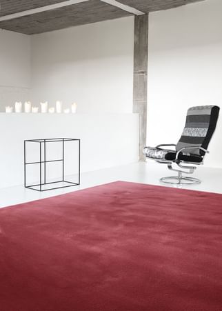 Limited edition rugs queensilk rug amarante insitu haute living